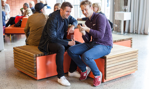 Banc public contemporain - CODE - Vestre - en bois / en acier galvanisé / modulaire