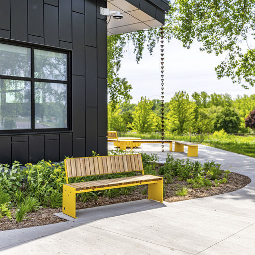 Banc public contemporain - VROOM - Vestre - en acier galvanisé / en bois / avec dossier
