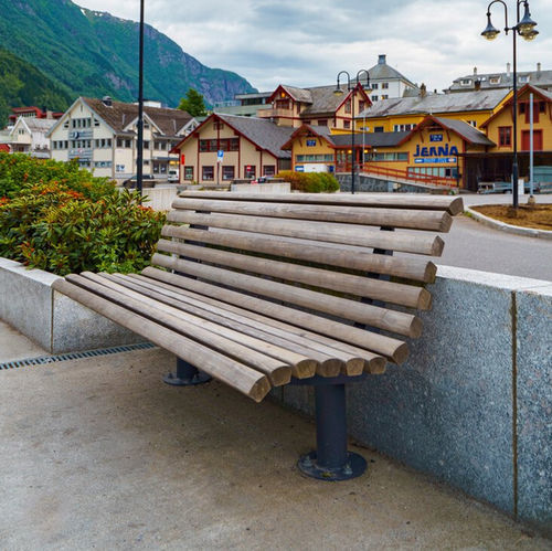 Banc public classique - URBAN  - Vestre - en acier galvanisé / en bois / avec dossier