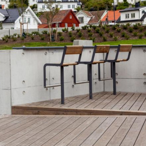 Chaise de bar contemporaine - APRIL  - Vestre - d'extérieur / en bois / avec piètement en acier galvanisé