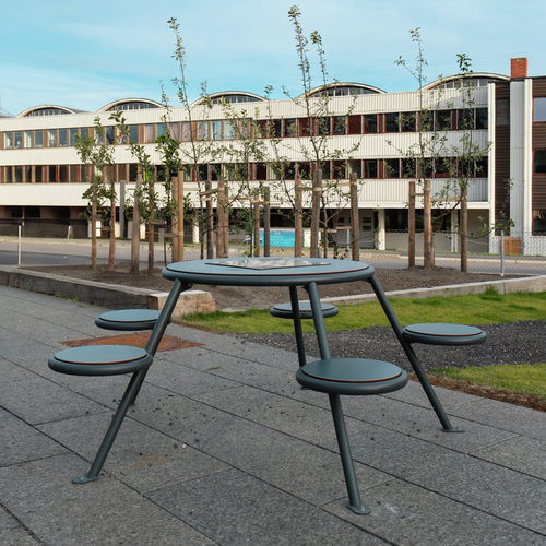 Table de pique-nique contemporaine - BUZZ - Vestre - en HPL / avec piètement en acier galvanisé / ronde