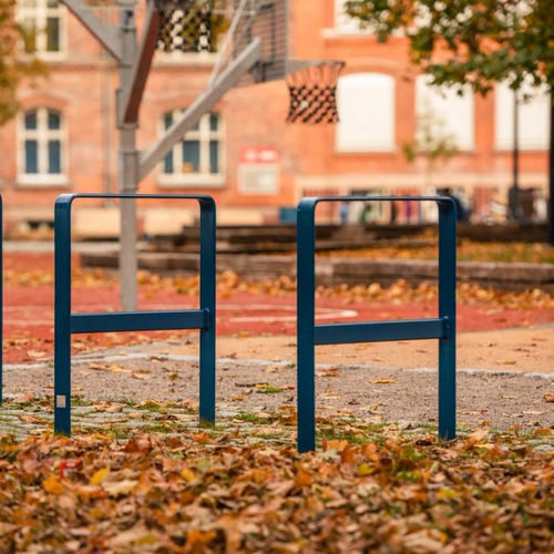 Range-vélo au sol - VROOM - Vestre - sécurisé / design original / à deux niveaux