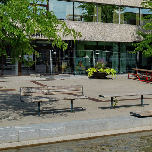 Banc public classique - APRIL  - Vestre - en acier galvanisé / en bois / avec dossier