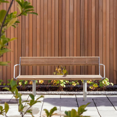 Banc public contemporain - APRIL  - Vestre - en acier galvanisé / en bois / avec dossier