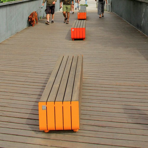 Banc public contemporain - STRIPES  - Vestre - en acier galvanisé / en bois / sans dossier