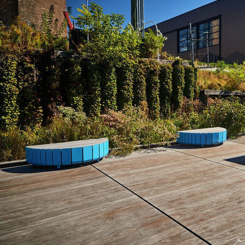 Banc public contemporain - STRIPES  - Vestre - en acier galvanisé / en bois / sans dossier