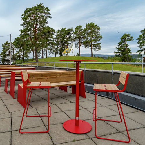 Chaise de bar contemporaine - APRIL GO - Vestre - d'extérieur / en bois / avec piètement en acier galvanisé
