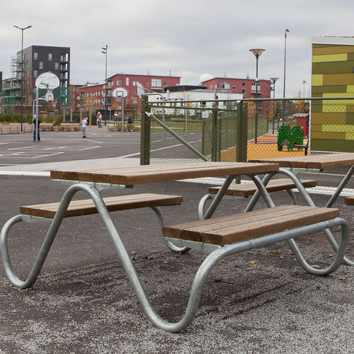 Table de pique-nique contemporaine - HVILAN - Vestre - en bois / en acier corten / en acier galvanisé