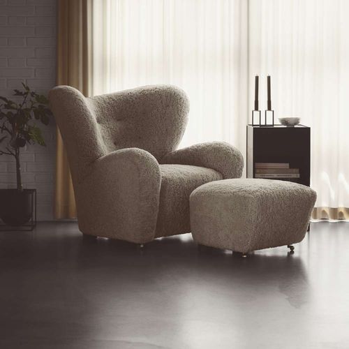 Fauteuil design scandinave - THE TIRED MAN  - by Lassen - en tissu / en peau de mouton / en chêne