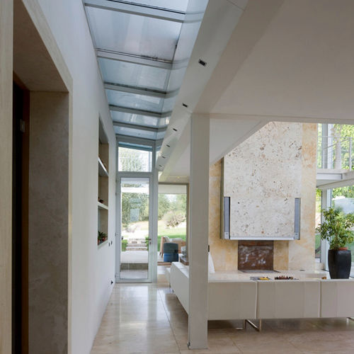 Habillage de cheminée contemporain - Arredo di Pietra srl - en pierre naturelle / en travertin
