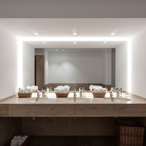Plan vasque en pierre naturelle - Arredo di Pietra srl - en travertin / sur mesure / à usage professionnel
