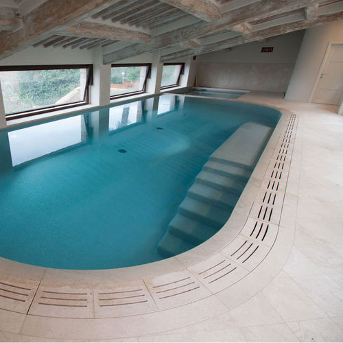 Piscine autres formes - Arredo di Pietra srl - margelle intégrée / d'intérieur / enterrée