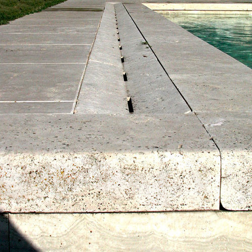 Caniveau de drainage à fente centrale - Arredo di Pietra srl - double pente / pavé / en travertin