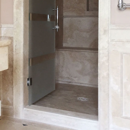 Siège de douche fixe - Arredo di Pietra srl - en travertin / résidentiel / pour hôtel