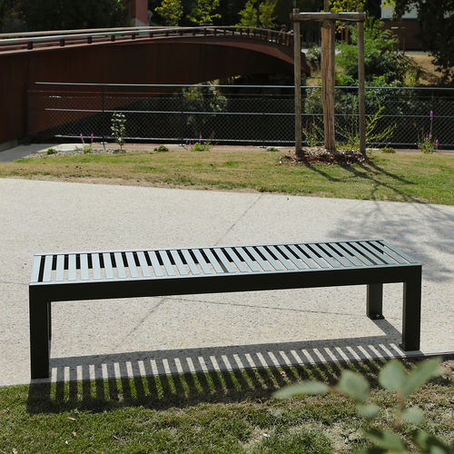 Banc public contemporain - SYNERGIE - univers & cité | mobilier urbain - en acier / sans dossier / sans accoudoirs