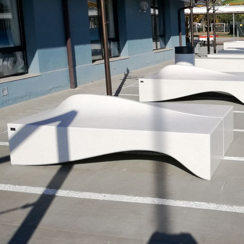 Banc public design original - WAVE - VASART URBAN DESIGN - en béton / sans dossier / sans accoudoirs
