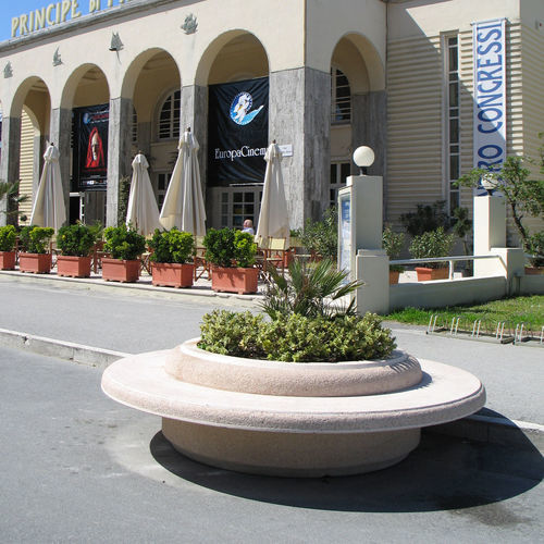 Jardinière en béton - VIAREGGIO - VASART URBAN DESIGN - ronde / avec banc intégré / contemporaine