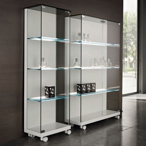 Vitrine contemporaine MEDORA TONELLI Design en verre / en bois laqué / à roulettes