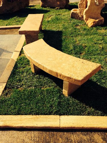 Banc public rustique - Un Mondo in Pietra - en pierre / avec dossier