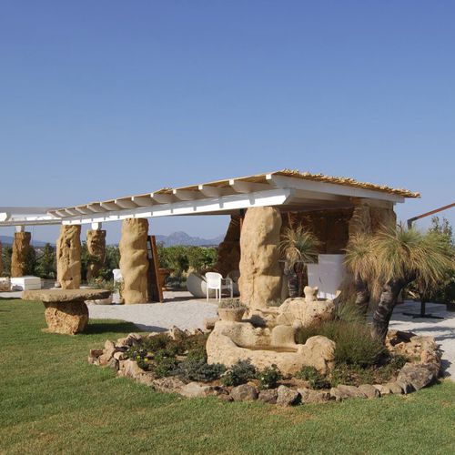 Pergola autoportée - Un Mondo in Pietra - en pierre / à lames brise soleil