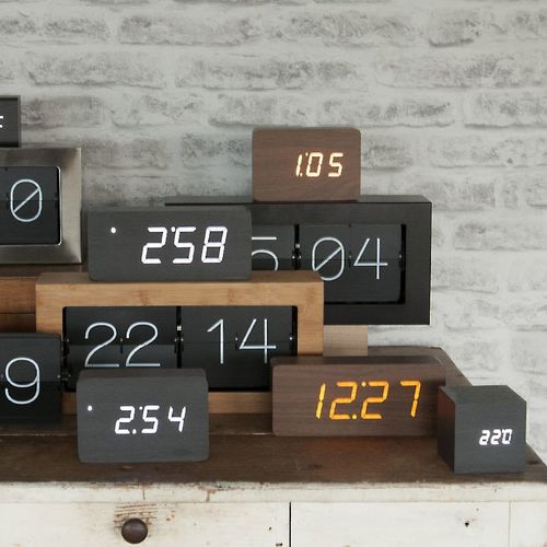 Horloge contemporaine - TUBE  - KARLSSON CLOCKS - de table / numérique / en bois verni