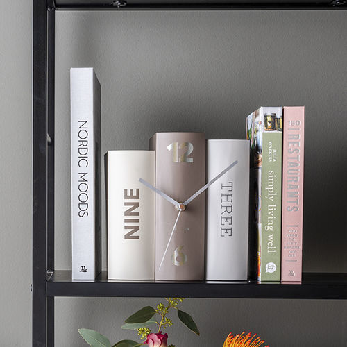 Horloge contemporaine - BOOK - KARLSSON CLOCKS - de table / analogique / en papier
