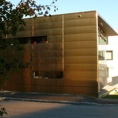 Bardage en panneaux - SH-ALTENMARKT, AUSTRIA - Design Factory cmb - en acier inoxydable / lisse / doré