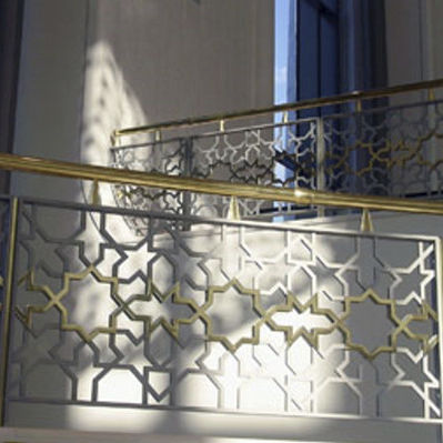 Garde-corps en laiton - CONGRESS HALL, TASCHKENT-USBEKISTAN - Design Factory cmb - à panneaux / d'intérieur / pour escalier