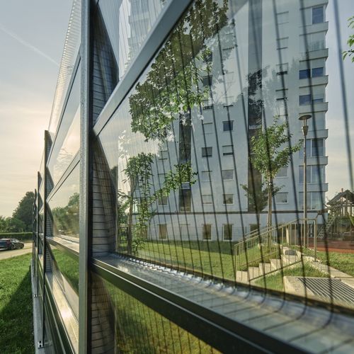 Mur anti-bruit avec panneau modulaire - SOUNDSTOP SHAPE - Akripol d.o.o. - en verre / pour terrain de sport / pour façade en verre