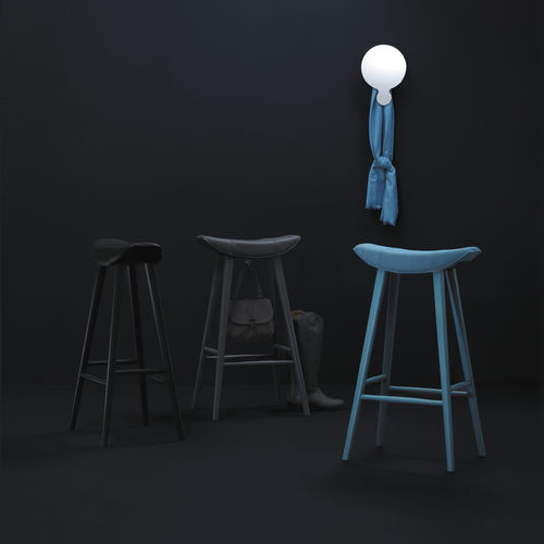 Tabouret de bar contemporain - KYA - FREIFRAU - en cuir / avec piètement en bois / tapissé