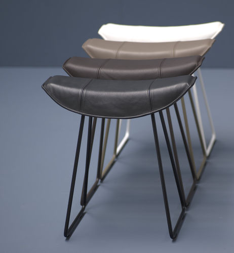 Tabouret contemporain - KYA - FREIFRAU - avec piètement en bois / avec piètement en métal / tapissé