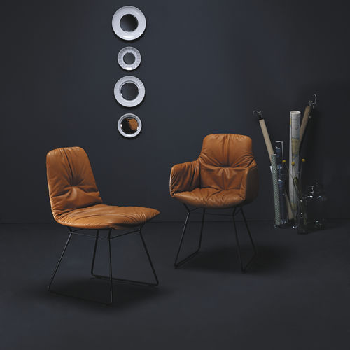 Chaise contemporaine - LEYA - FREIFRAU - en tissu / en cuir / avec piètement en métal