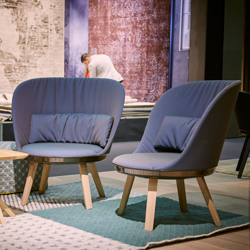 Chauffeuse contemporaine - ROMY - FREIFRAU - en cuir / en tissu / en bois