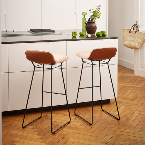 Tabouret de bar contemporain - LEYA - FREIFRAU - en cuir / avec piètement en métal / tapissé