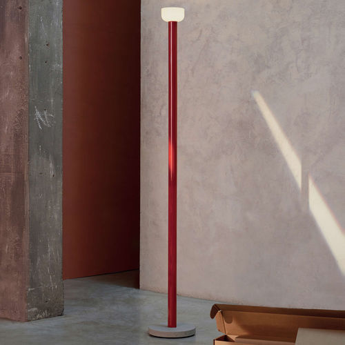 Lampe en aluminium laqué - BELLHOP - FLOS - sur pied / en verre soufflé / en ciment