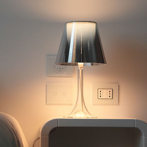 Lampe de table - MISS K - FLOS - en polycarbonate / en PMMA / contemporaine