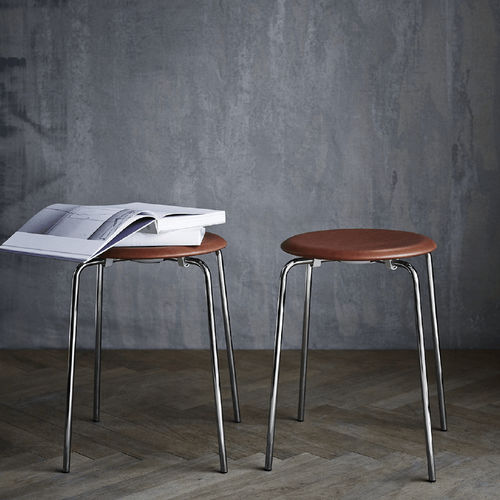 Tabouret contemporain - DOT™ - Fritz Hansen - en noyer / avec piètement en métal / tapissé