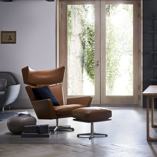 Fauteuil contemporain - OKSEN™ - Fritz Hansen - en cuir / en aluminium poli / avec repose-pieds
