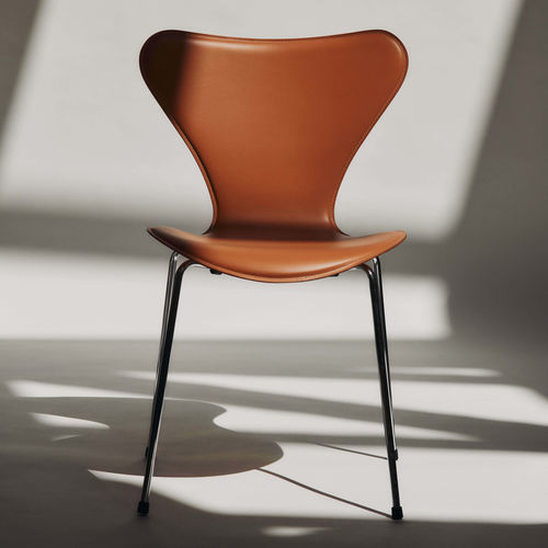 Chaise design scandinave - SERIES 7&trade; - Fritz Hansen - d'intérieur / en cuir / avec piètement en acier