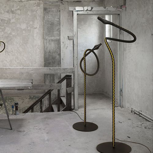 Lampe sur pied - ALIZZ F. COOPER - INGO MAURER - en métal / en plastique / en caoutchouc