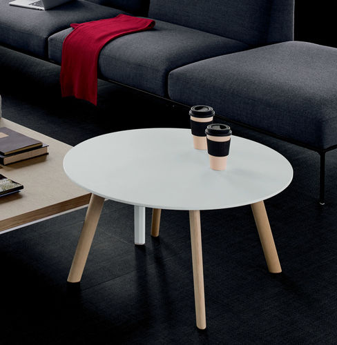 Table basse contemporaine - AUKI - Lapalma - en HPL / avec piètement en bois / ronde