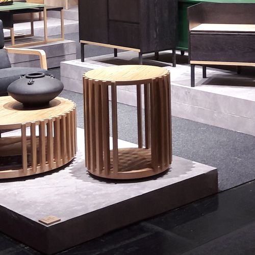 Table d'appoint contemporaine - DRUM - Woodman Ltd. - en bois massif / avec piètement en bois massif / ronde