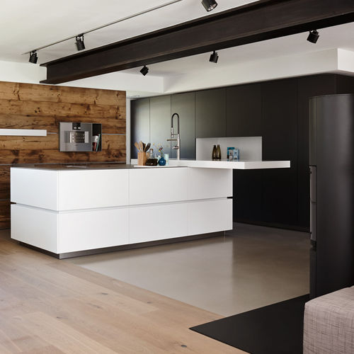 Cuisine contemporaine - Villa Innsbruck - eggersmann küchen GmbH & Co. KG - en bois / en acier inoxydable / en stratifié