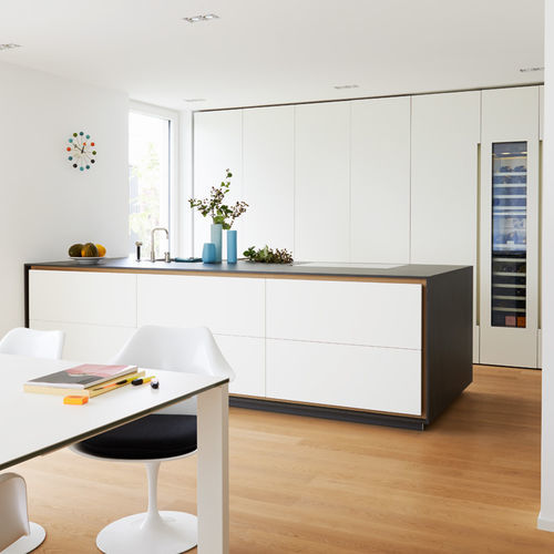 Cuisine contemporaine - House Schweinfurt - eggersmann küchen GmbH & Co. KG - en bois / en pierre / avec îlot