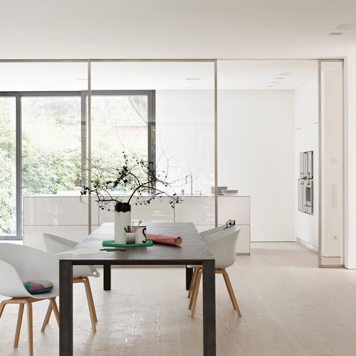 Cuisine contemporaine - Villa Hamburg - eggersmann küchen GmbH & Co. KG - en Corian® / avec îlot / sans poignée