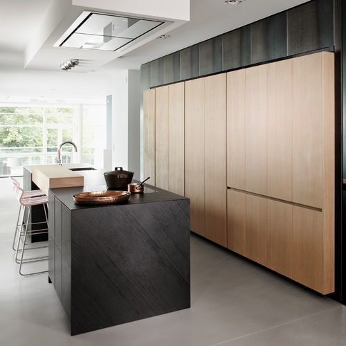 Cuisine contemporaine - Penthouse Hamburg - eggersmann küchen GmbH & Co. KG - en placage de bois / en chêne / en pierre
