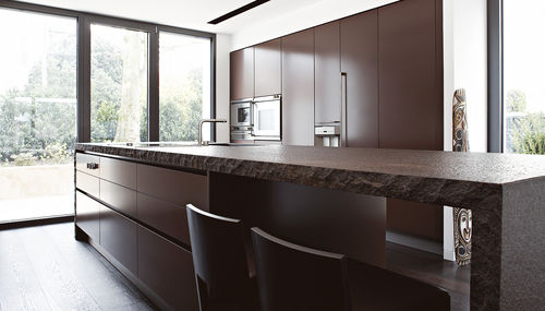 Cuisine contemporaine - Villa Wiesbaden - eggersmann küchen GmbH & Co. KG - en pierre / avec îlot / avec poignée