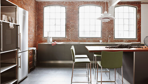 Cuisine contemporaine - Loft Hamburg - eggersmann küchen GmbH & Co. KG - en cerisier / en acier inoxydable / en stratifié