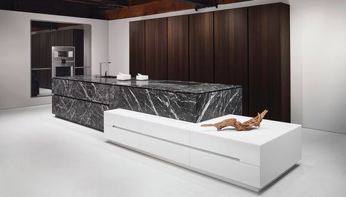 Cuisine contemporaine - Grigio Carnico - eggersmann küchen GmbH & Co. KG - en chêne / en pierre calcaire / en Corian®