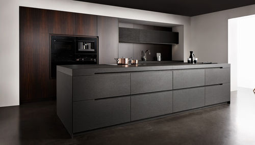 Cuisine contemporaine - Assoluto - eggersmann küchen GmbH & Co. KG - en placage de bois / en eucalyptus / en granite